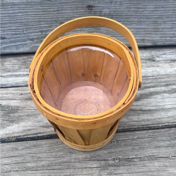 THE LUCKY CLOVER SMALL OVAL WOOD CHIP BASKET WITH HANDLE - Picture 2 of 5